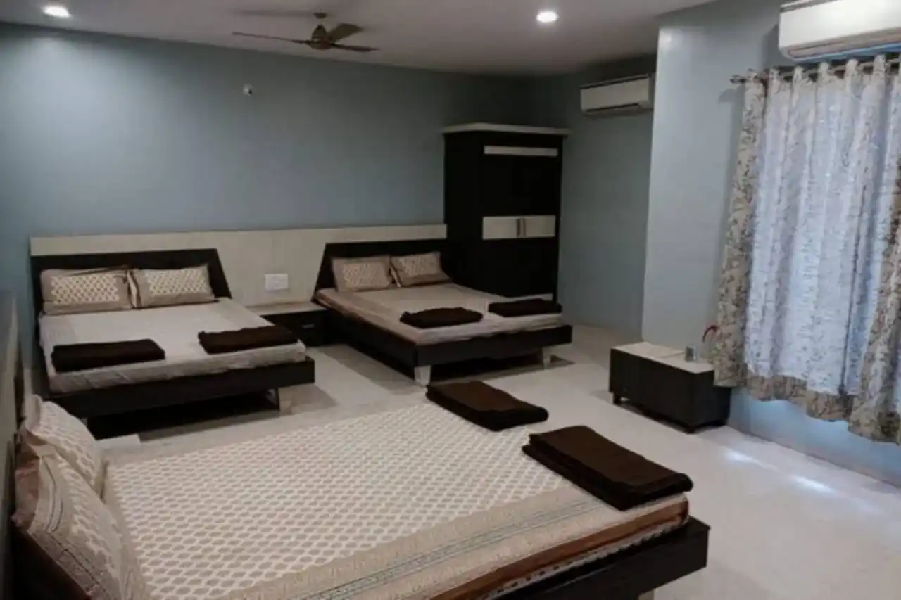 6-bed AC shared room at Shree Kshetrapal Jain Atithi Bhavan ideal for group stays.